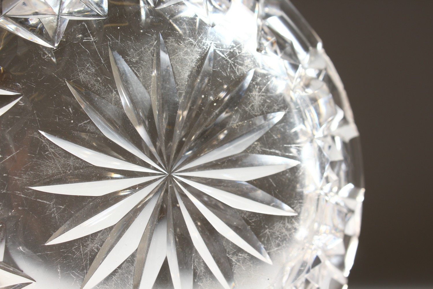 A GOOD 18TH CENTURY IRISH CRYSTAL CIRCULAR BOWL, COVER AND STAND. - Image 12 of 13