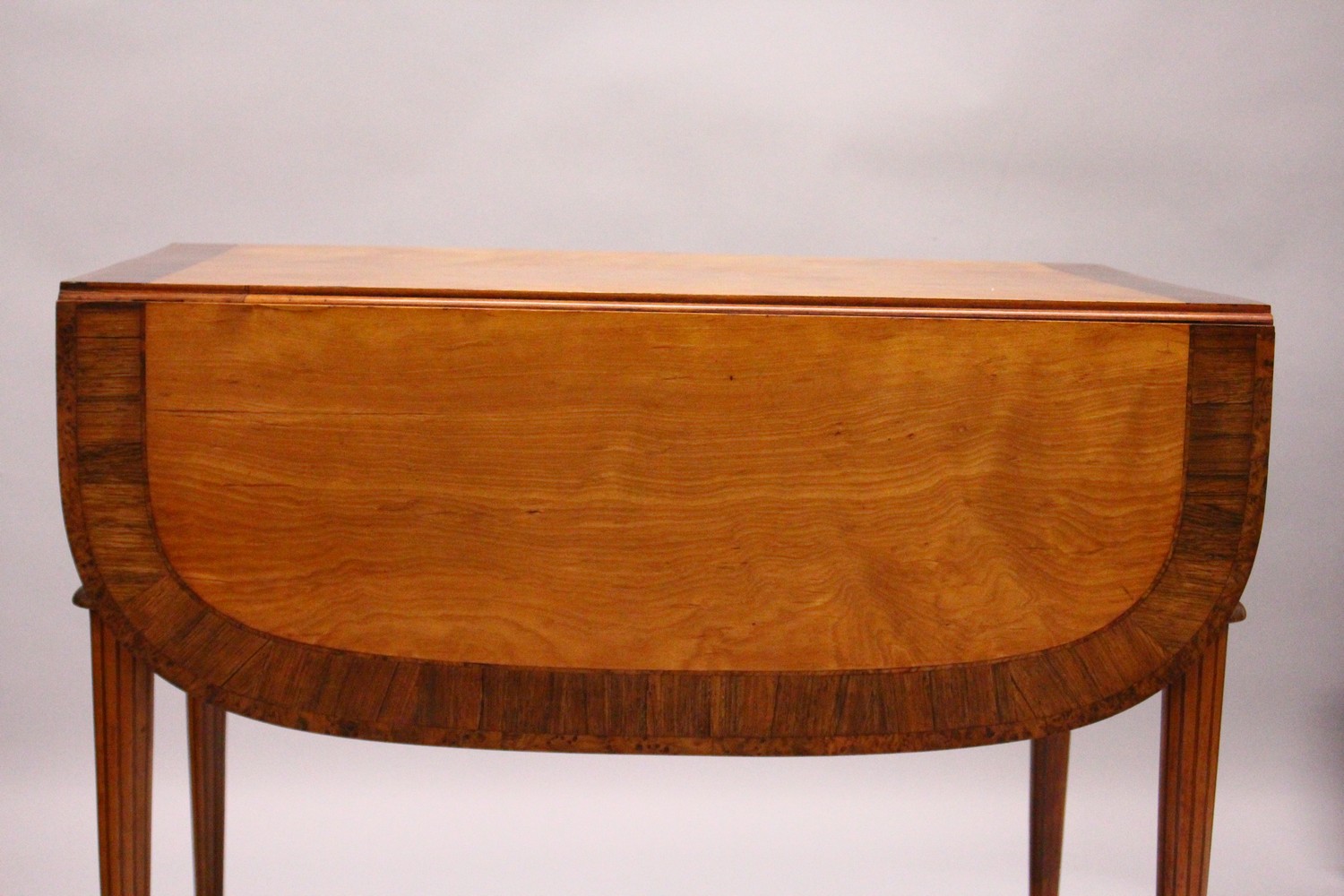 A GOOD EARLY 20TH CENTURY SATINWOOD, ROSEWOOD AND THUYA BANDED PEMBROKE TABLE, with a rounded - Image 13 of 17