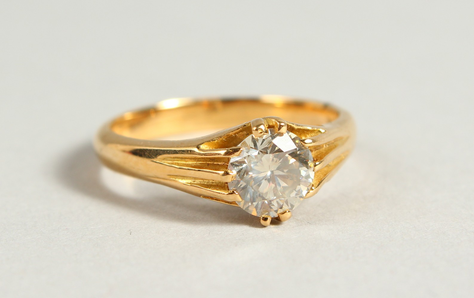 A GENTLEMAN'S 18CT YELLOW GOLD SINGLE STONE DIAMOND RING, 1.3CTS.