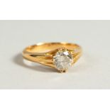 A GENTLEMAN'S 18CT YELLOW GOLD SINGLE STONE DIAMOND RING, 1.3CTS.