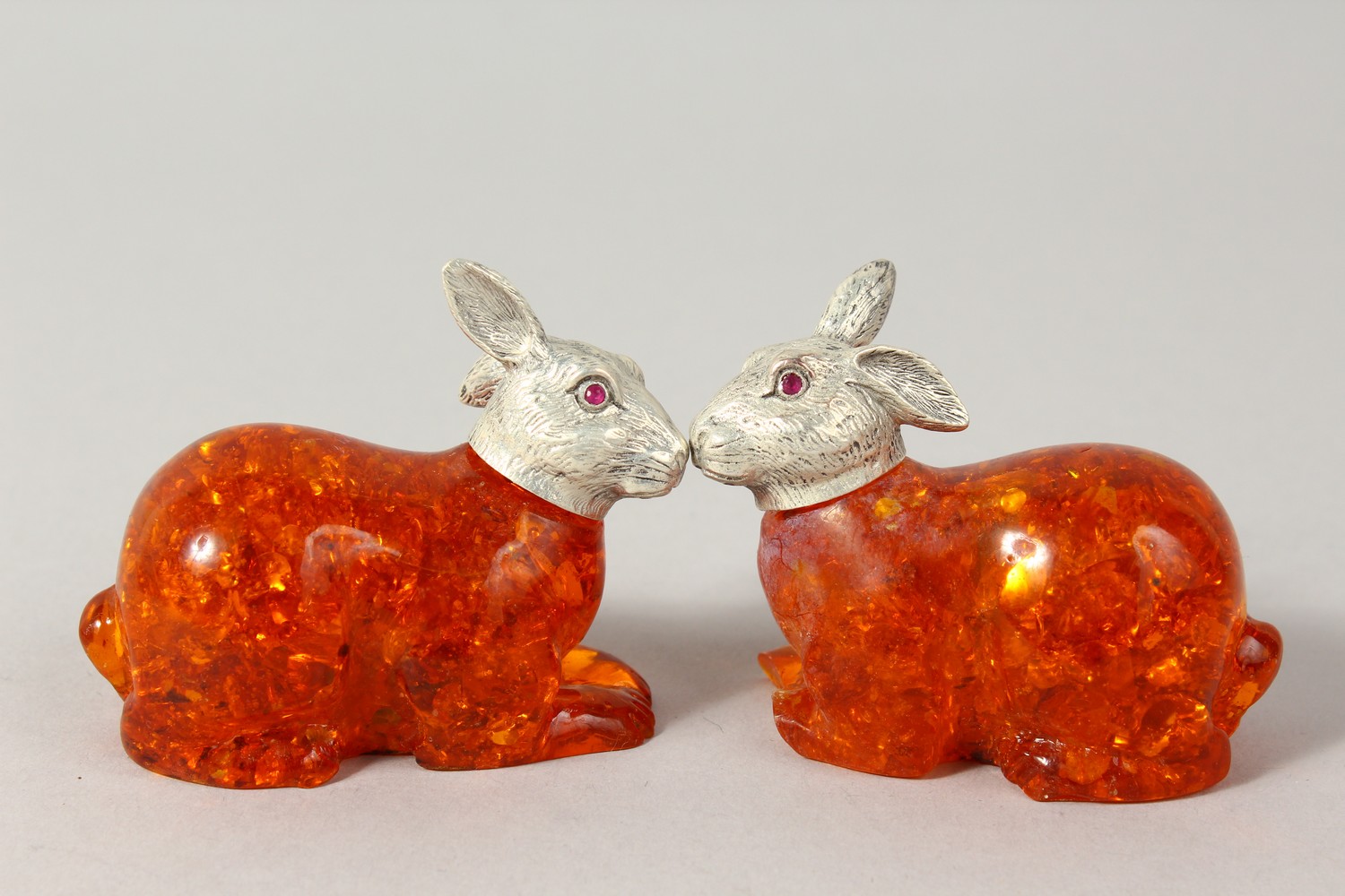 A PAIR OF AMBER RABBITS with plated heads. 2.5ins long. - Image 2 of 5