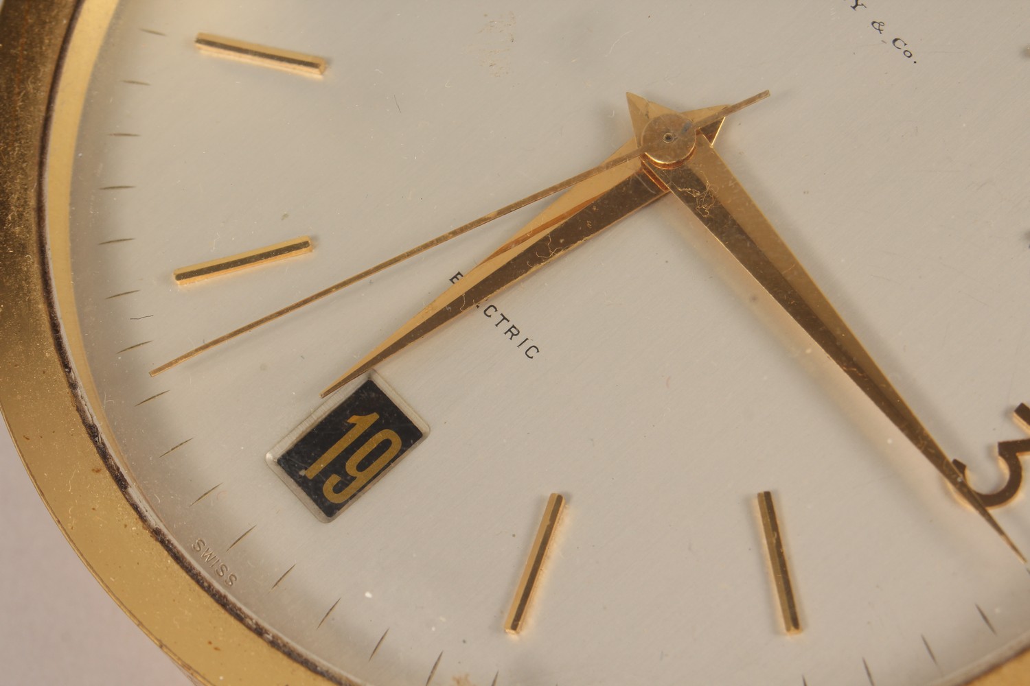 TIFFANY & CO., A BATTERY OPERATED CIRCULAR DESK CLOCK, with date aperture. 4.5ins diameter. - Image 5 of 6