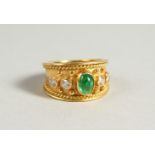 A GOOD 18CT YELLOW GOLD, EMERALD AND DIAMOND RING.