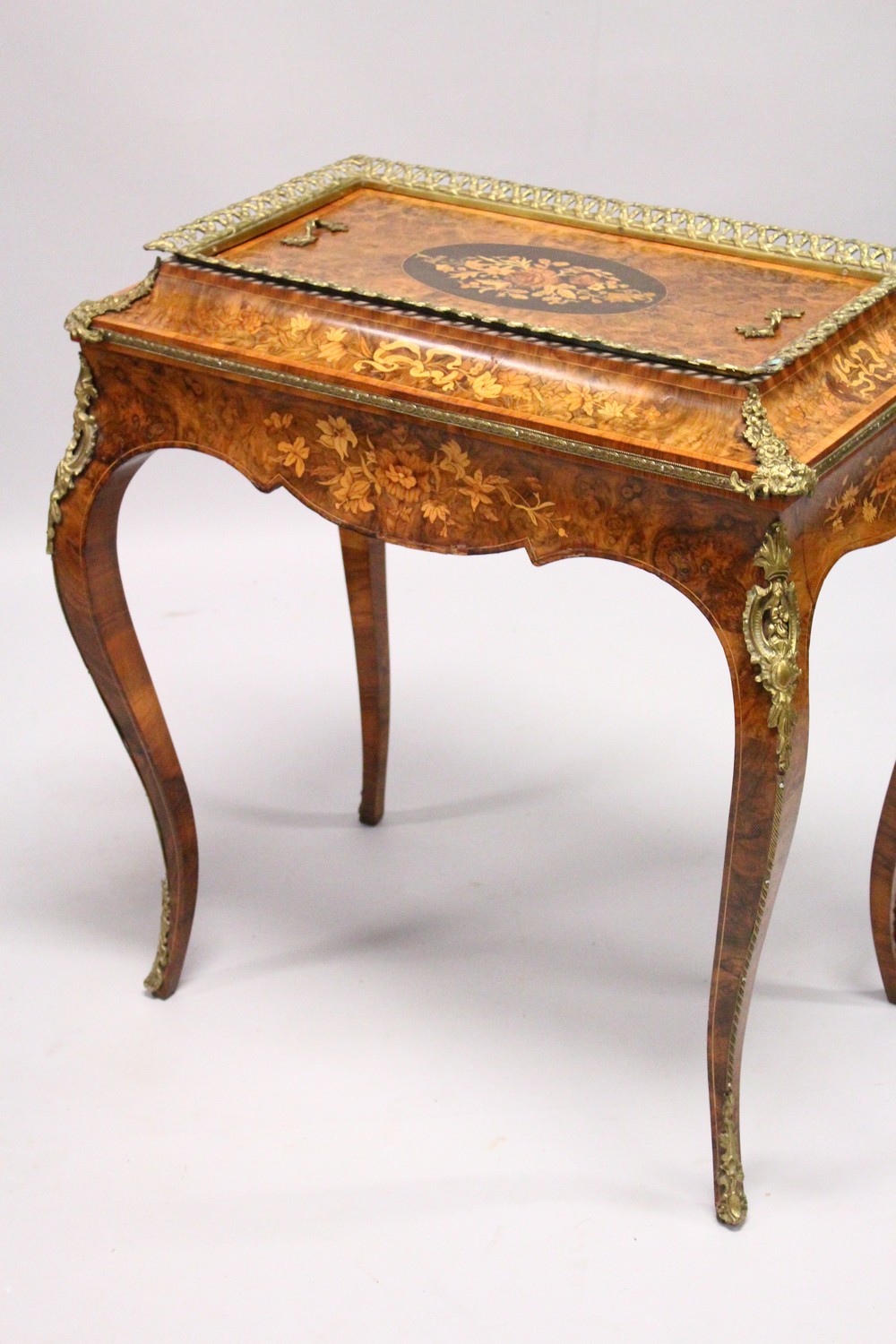 A 19TH CENTURY BURR WALNUT, ORMOLU AND MARQUETRY JARDINIERE, with removable cover, zinc liner, on - Image 9 of 10