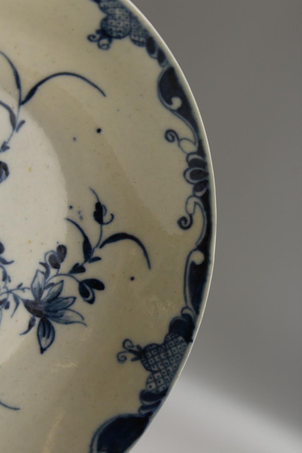 A WORCESTER BLUE AND WHITE TEA BOWL AND SAUCER, painted with large trailing flowers, the saucer with - Image 3 of 10