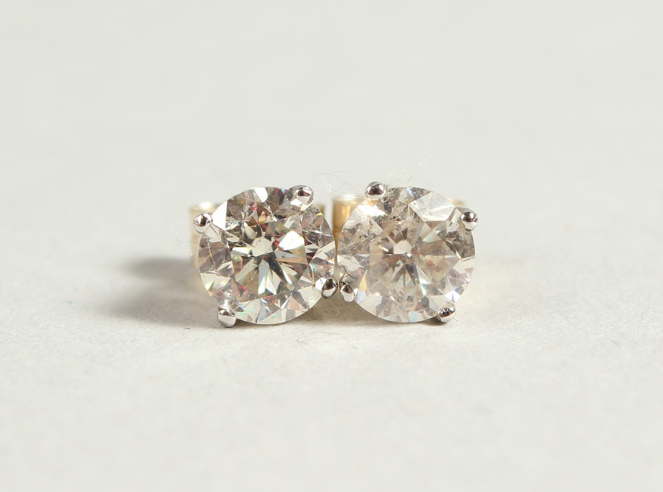 A GOOD PAIR OF 14CT WHITE GOLD DIAMOND STUD EARRINGS.