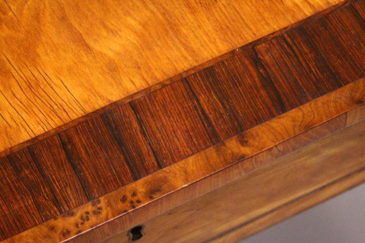 A GOOD EARLY 20TH CENTURY SATINWOOD, ROSEWOOD AND THUYA BANDED PEMBROKE TABLE, with a rounded - Image 12 of 17