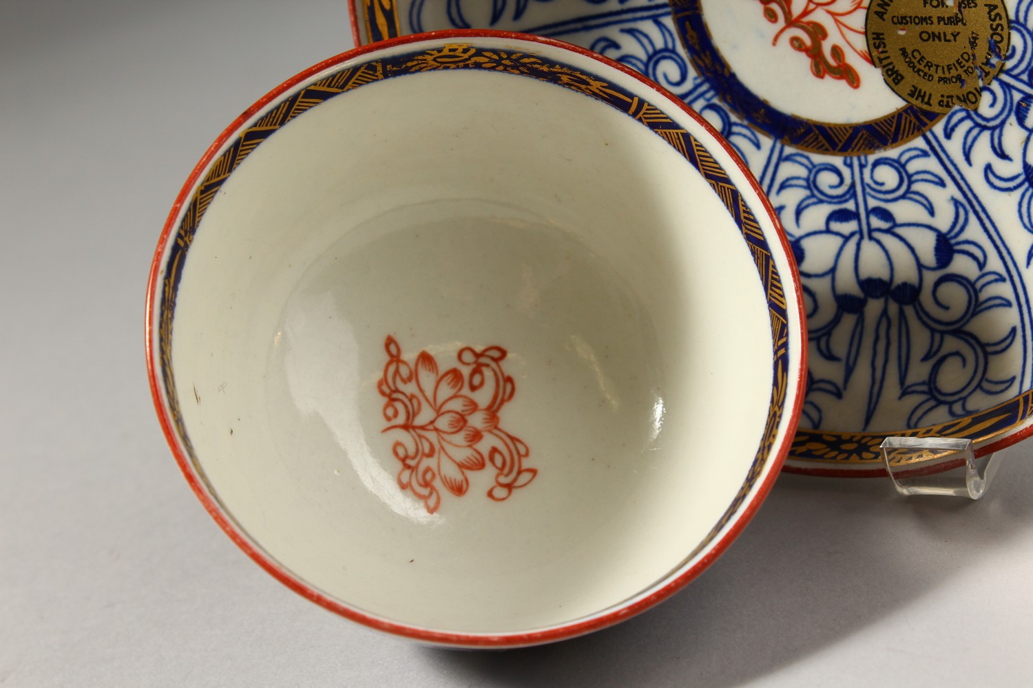 A WORCESTER BLUE AND WHITE TEA BOWL AND SAUCER, with added red decoration, painted with a pattern - Image 4 of 12