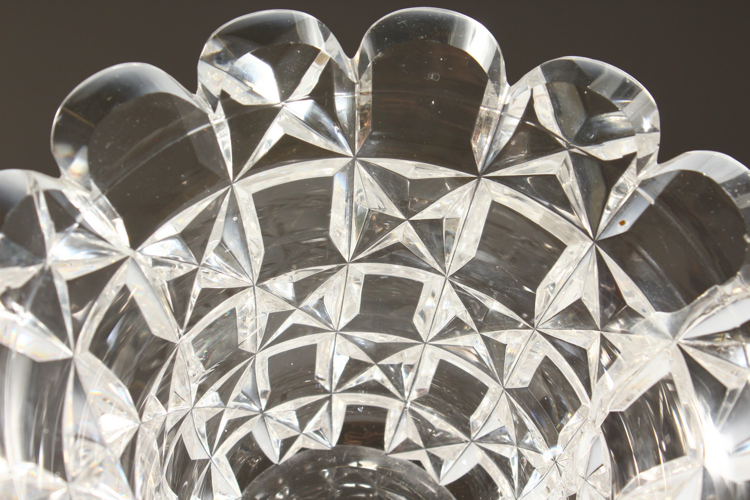 A GOOD 18TH CENTURY IRISH CRYSTAL CIRCULAR BOWL, COVER AND STAND. - Image 8 of 13