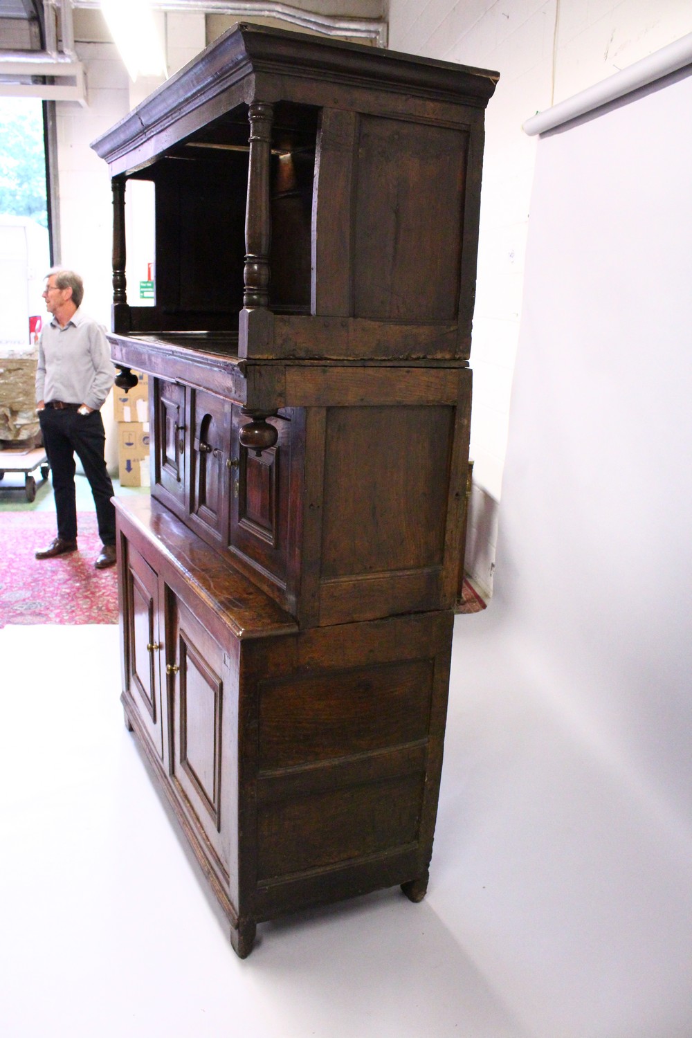 A GOOD 18TH CENTURY OAK TRIDARN, the upper section having a moulded cornice, panelled sides and - Image 4 of 11