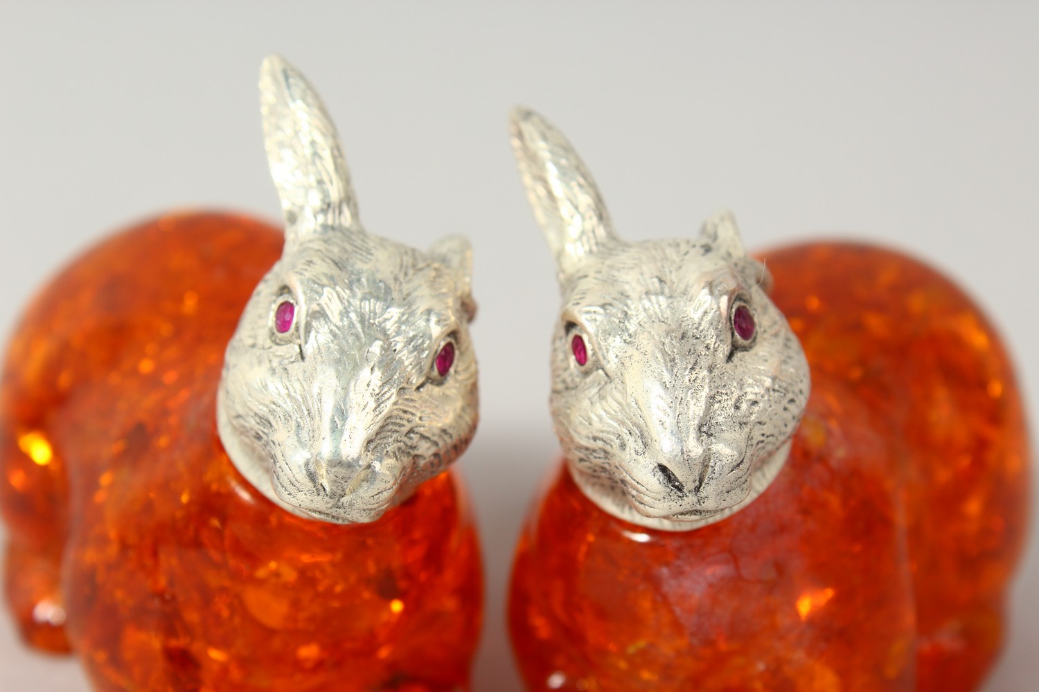 A PAIR OF AMBER RABBITS with plated heads. 2.5ins long. - Image 4 of 5