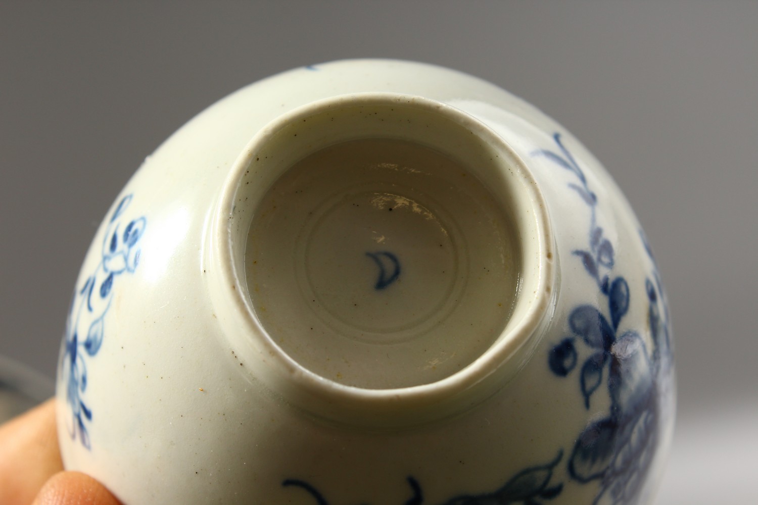 A WORCESTER BLUE AND WHITE TEA BOWL AND SAUCER, painted with large trailing flowers, the saucer with - Image 8 of 10