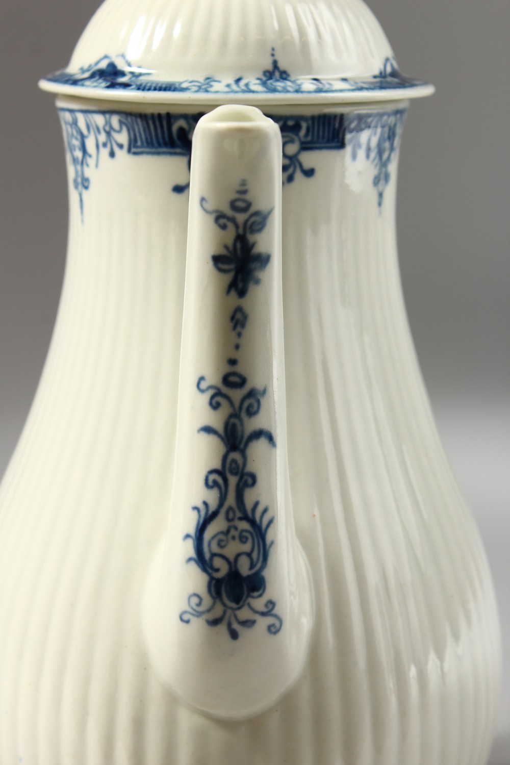 A WORCESTER BLUE AND WHITE COFFEE POT AND COVER, with fine moulded reeding painted with borders on - Image 2 of 13