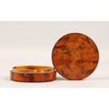 A GEORGE III CIRCULAR BURR WOOD AND TORTOISESHELL LINED SNUFF BOX. 3.5ins diameter.