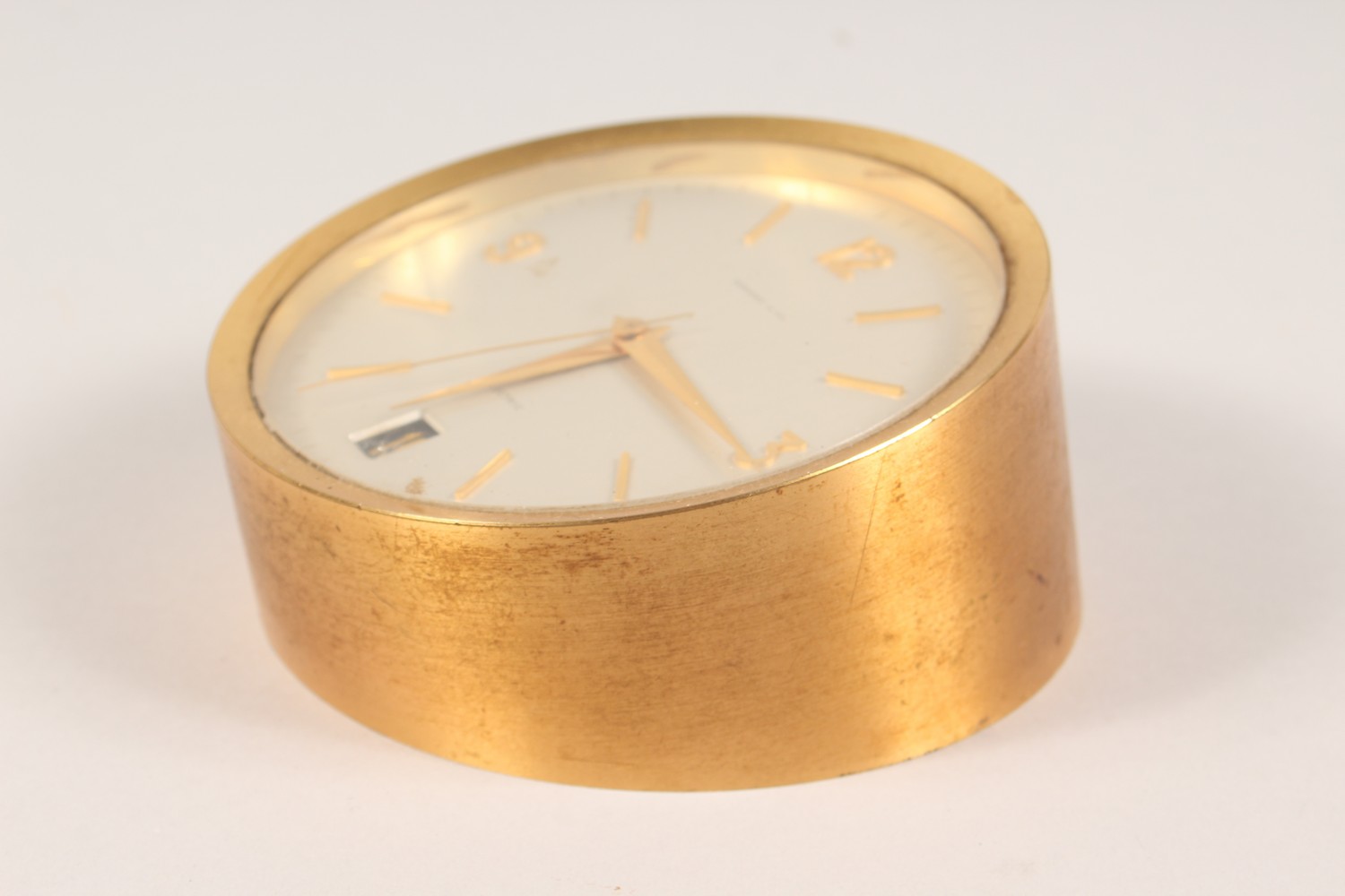 TIFFANY & CO., A BATTERY OPERATED CIRCULAR DESK CLOCK, with date aperture. 4.5ins diameter. - Image 3 of 6