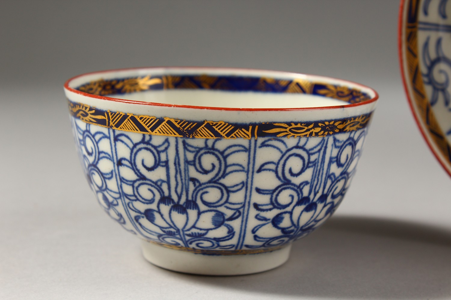 A WORCESTER BLUE AND WHITE TEA BOWL AND SAUCER, with added red decoration, painted with a pattern - Image 2 of 12
