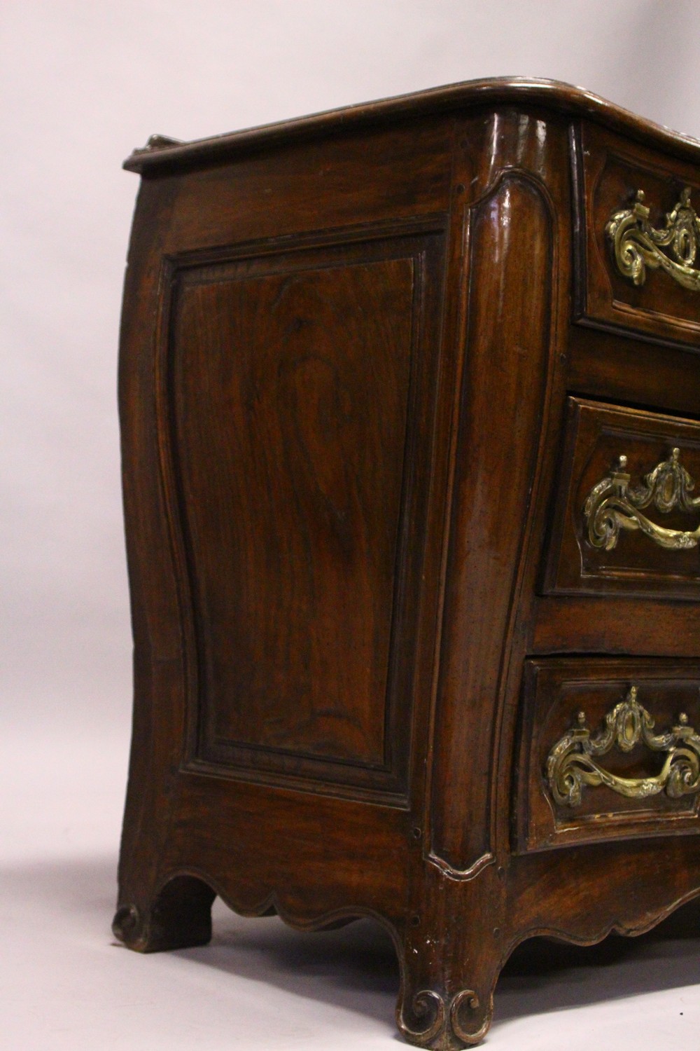 A LOUIS XV STYLE FRENCH OAK SERPENTINE FRONT COMMODE, comprising two short and two long drawers, all - Image 7 of 14