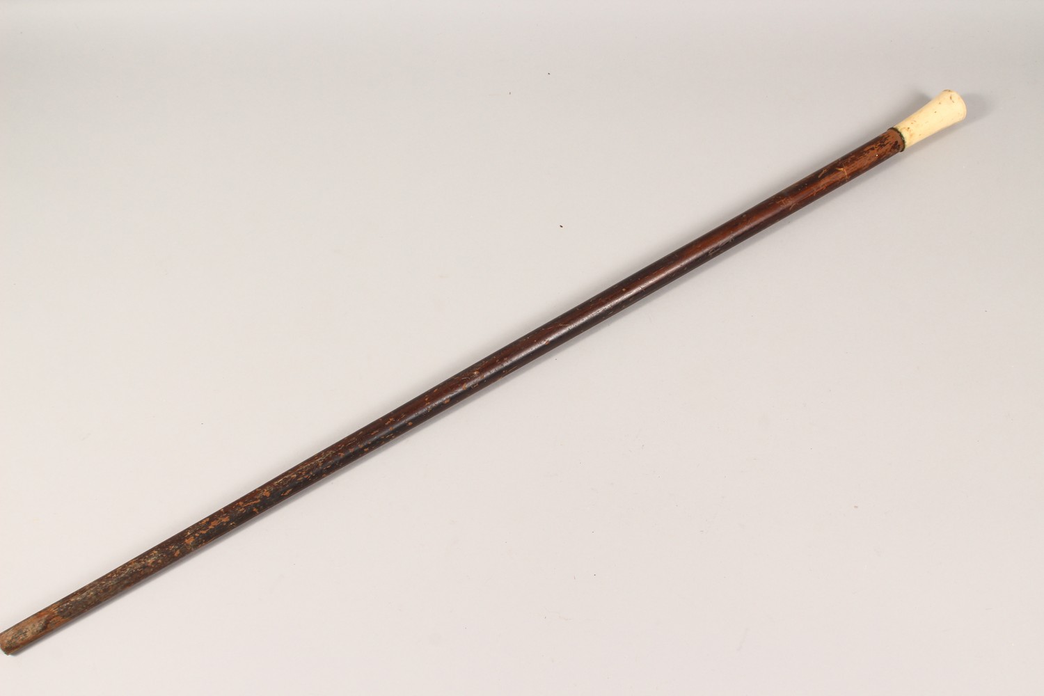 AN IVORY HANDLED WALKING STICK. 35ins long. - Image 5 of 5