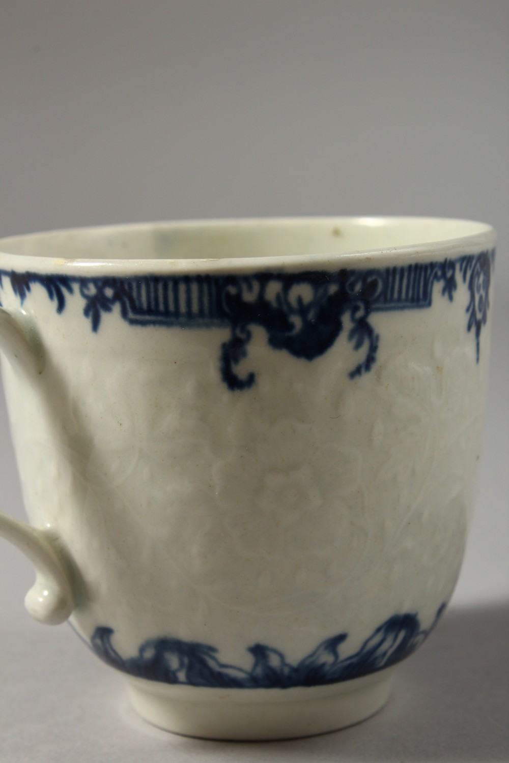 A WORCESTER BLUE AND WHITE FLORAL MOULDED COFFEE CUP, painted with two elaborate borders, crescent - Image 4 of 7