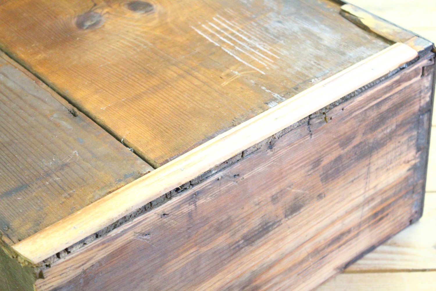 AN 18TH CENTURY OAK DRESSER, the upper section with three shelves and two cupboard doors, fitted - Image 13 of 14