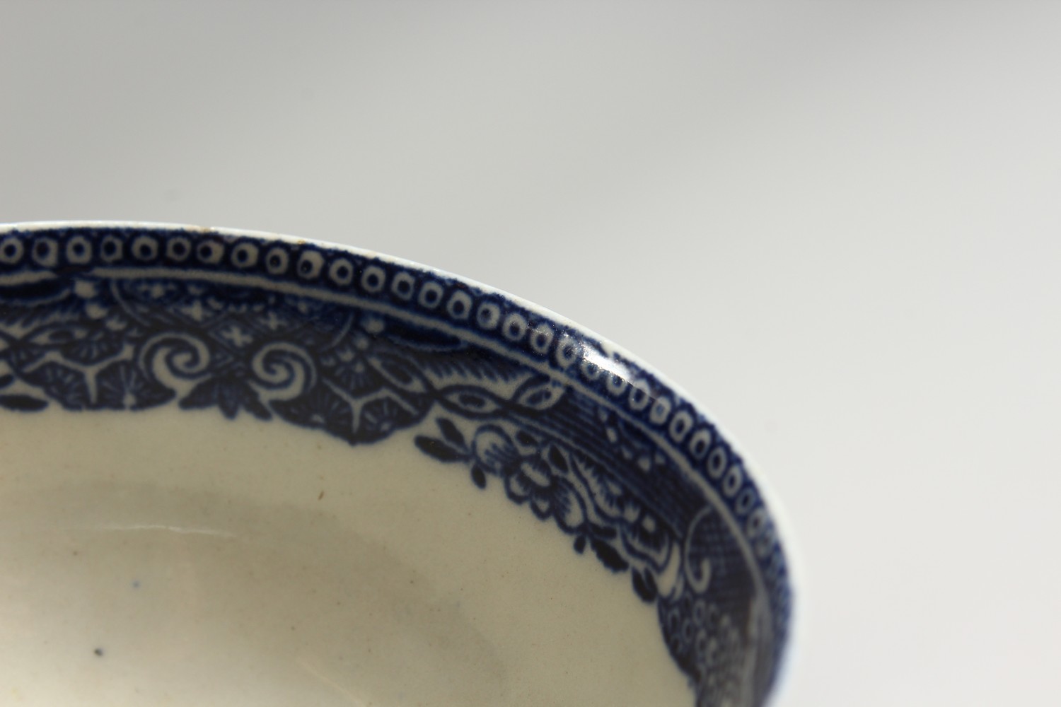A WILLOW PATTERN DESIGN BLUE AND WHITE TEA BOWL AND SAUCER. - Image 10 of 17