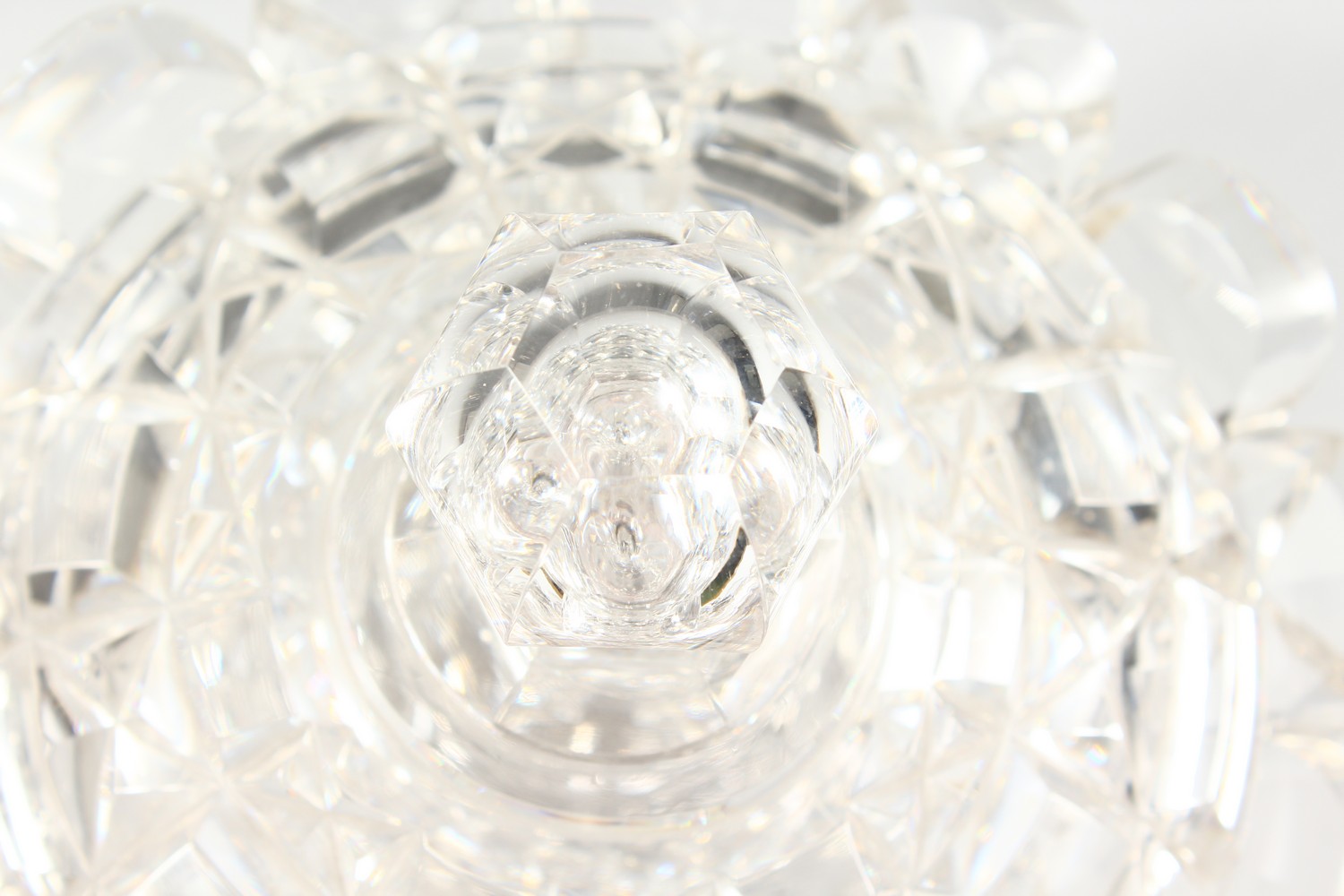 A GOOD 18TH CENTURY IRISH CRYSTAL CIRCULAR BOWL, COVER AND STAND. - Image 3 of 13
