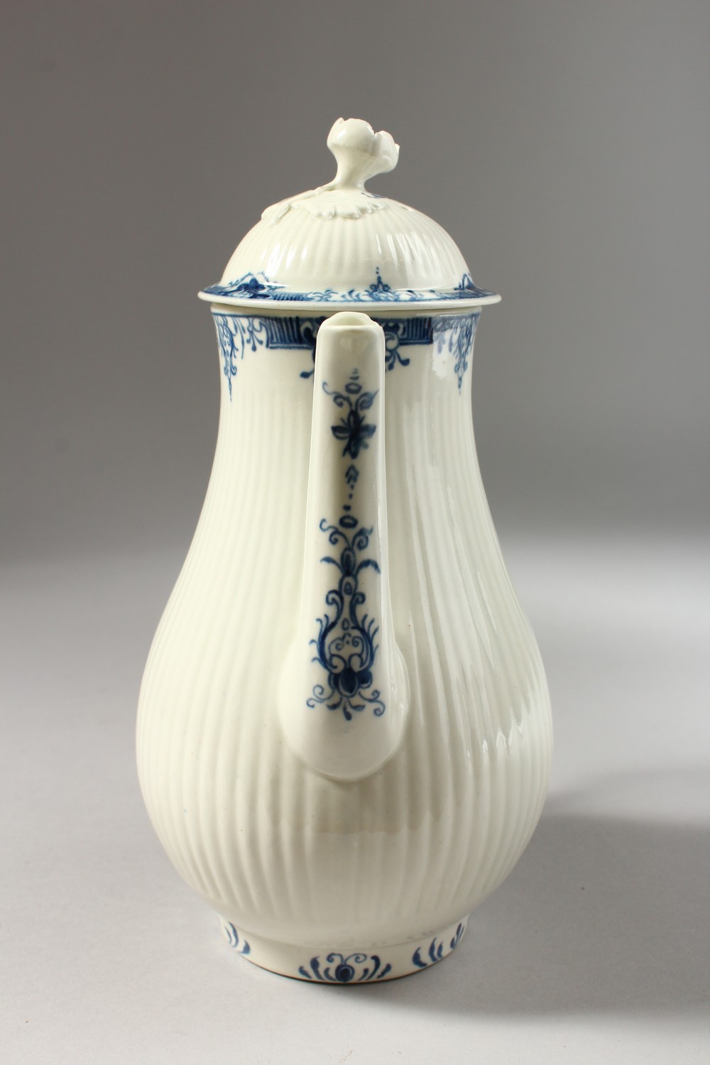 A WORCESTER BLUE AND WHITE COFFEE POT AND COVER, with fine moulded reeding painted with borders on - Image 3 of 13