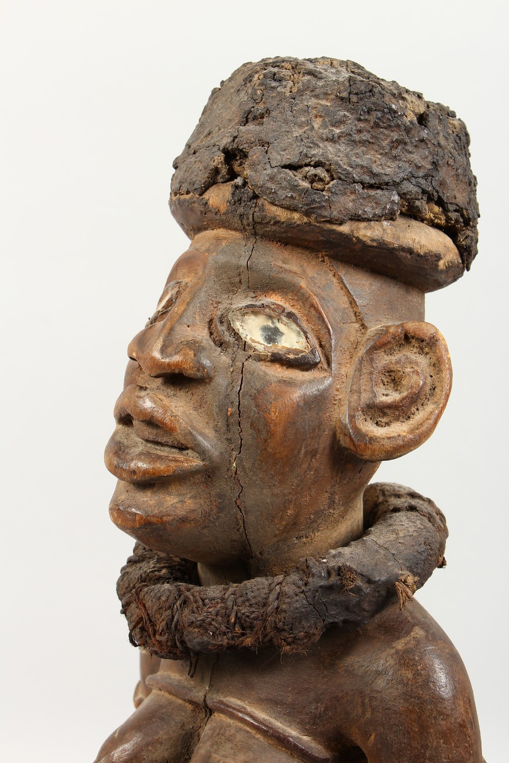 A CARVED WOOD AFRICAN FIGURE, a kneeling female nude wearing a large collar. 20ins high. - Image 2 of 8