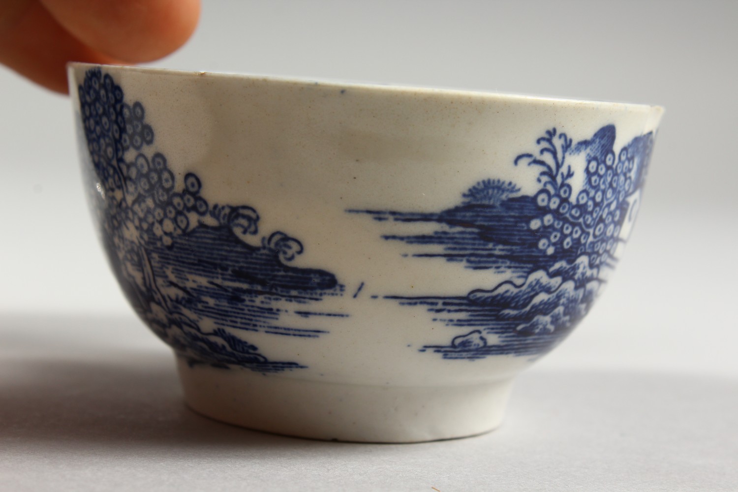 A WILLOW PATTERN DESIGN BLUE AND WHITE TEA BOWL AND SAUCER. - Image 7 of 17