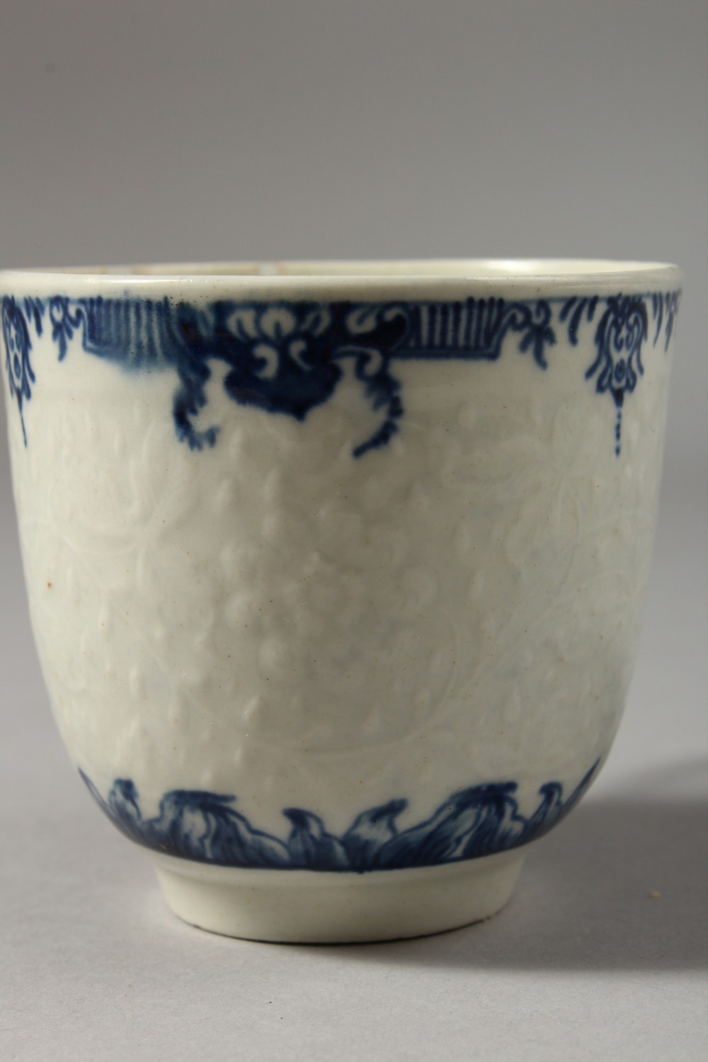 A WORCESTER BLUE AND WHITE FLORAL MOULDED COFFEE CUP, painted with two elaborate borders, crescent - Image 2 of 7