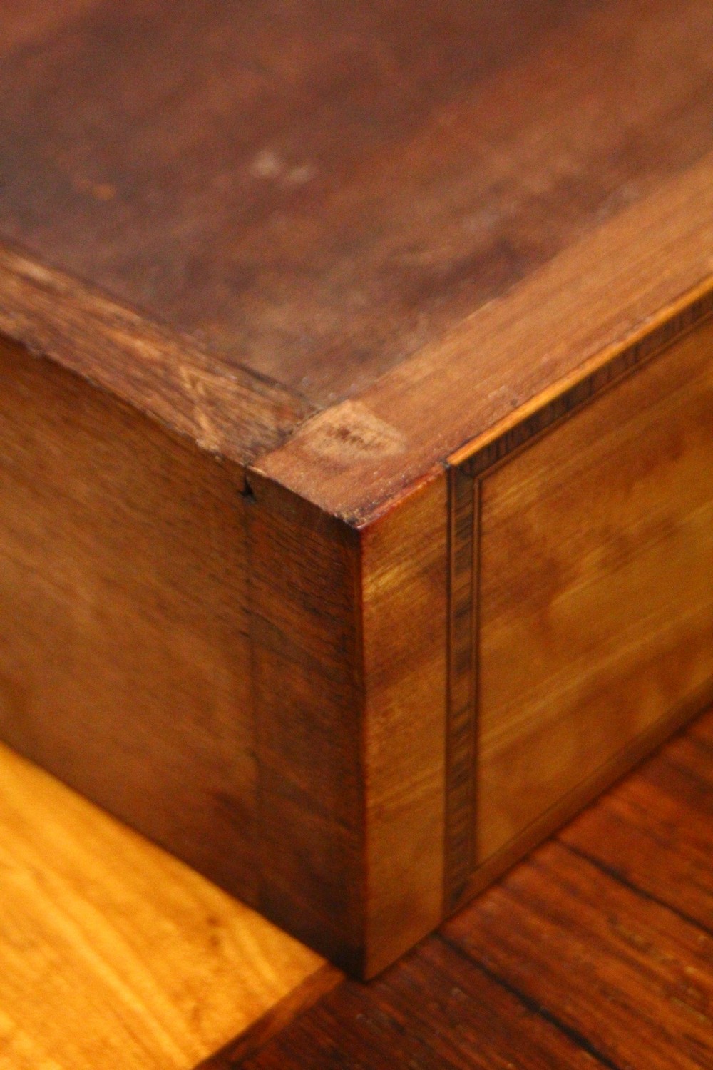 A GOOD EARLY 20TH CENTURY SATINWOOD, ROSEWOOD AND THUYA BANDED PEMBROKE TABLE, with a rounded - Image 8 of 17