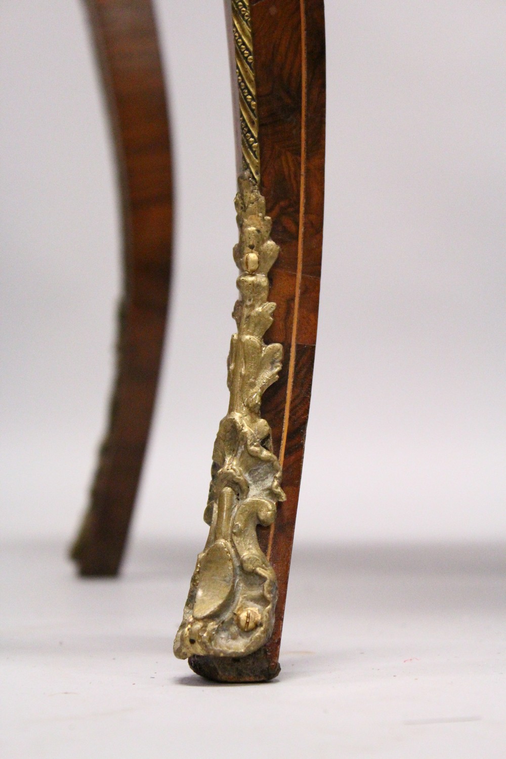 A 19TH CENTURY BURR WALNUT, ORMOLU AND MARQUETRY JARDINIERE, with removable cover, zinc liner, on - Image 6 of 10
