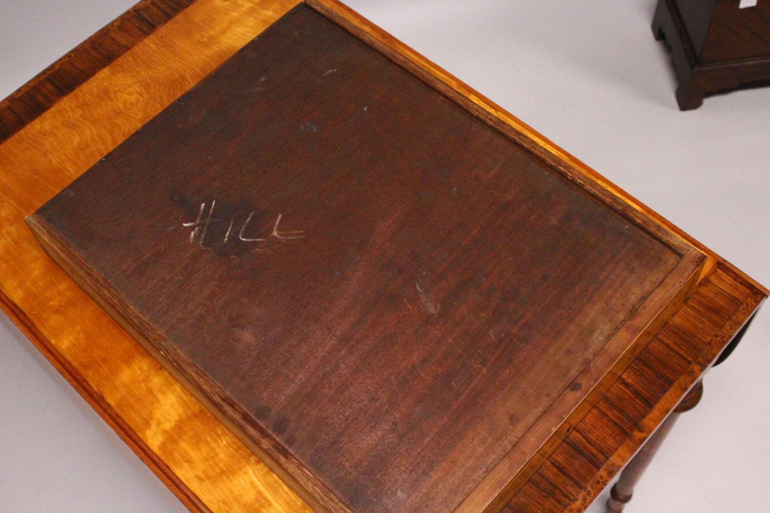 A GOOD EARLY 20TH CENTURY SATINWOOD, ROSEWOOD AND THUYA BANDED PEMBROKE TABLE, with a rounded - Image 7 of 17