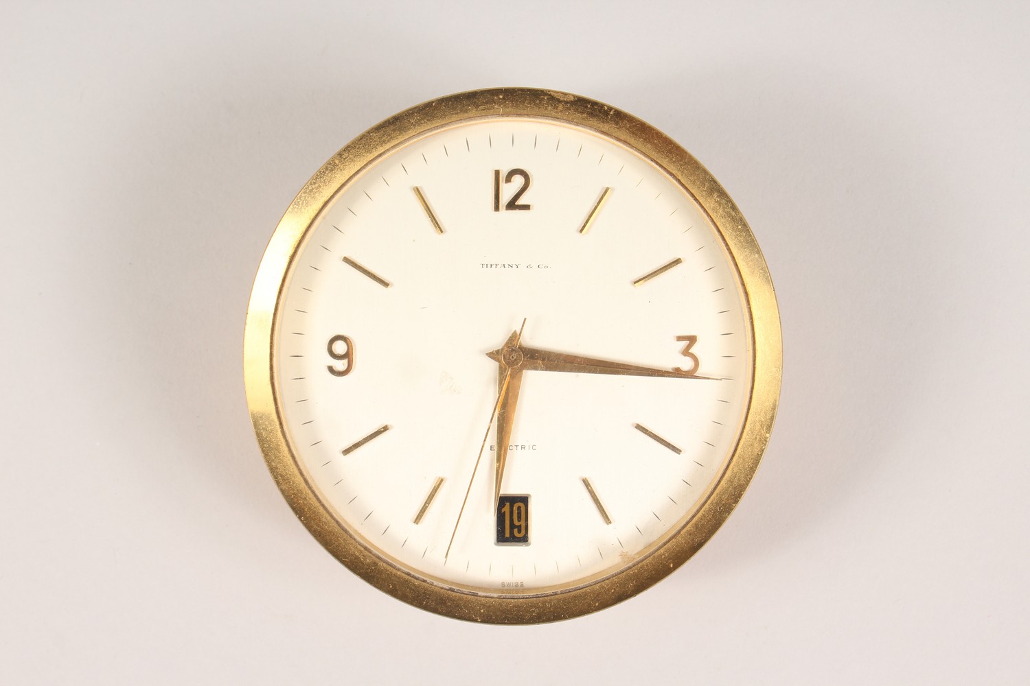 TIFFANY & CO., A BATTERY OPERATED CIRCULAR DESK CLOCK, with date aperture. 4.5ins diameter. - Image 2 of 6