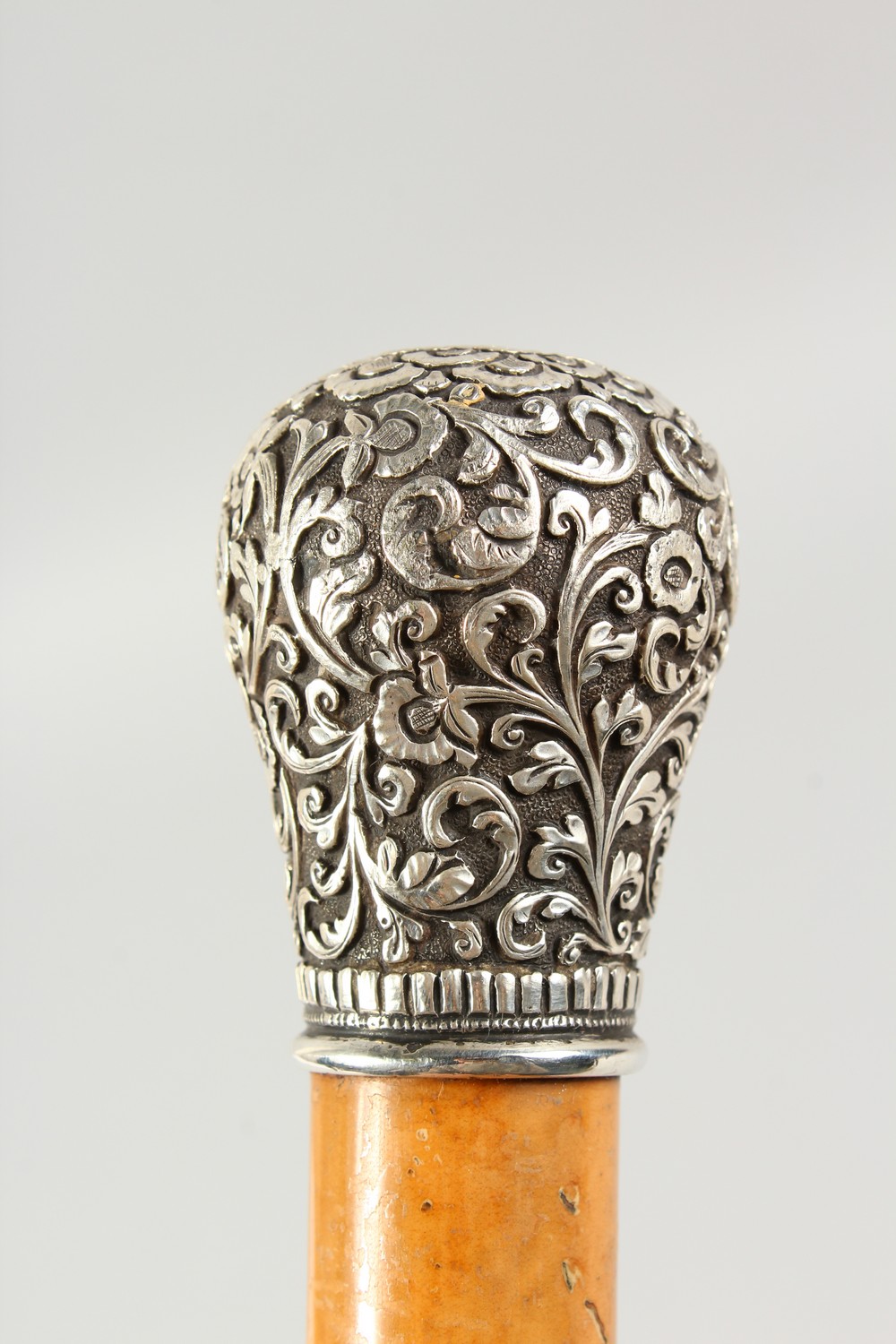 AN INDIAN SILVER HANDLED WALKING CANE. 3ft long. - Image 5 of 7