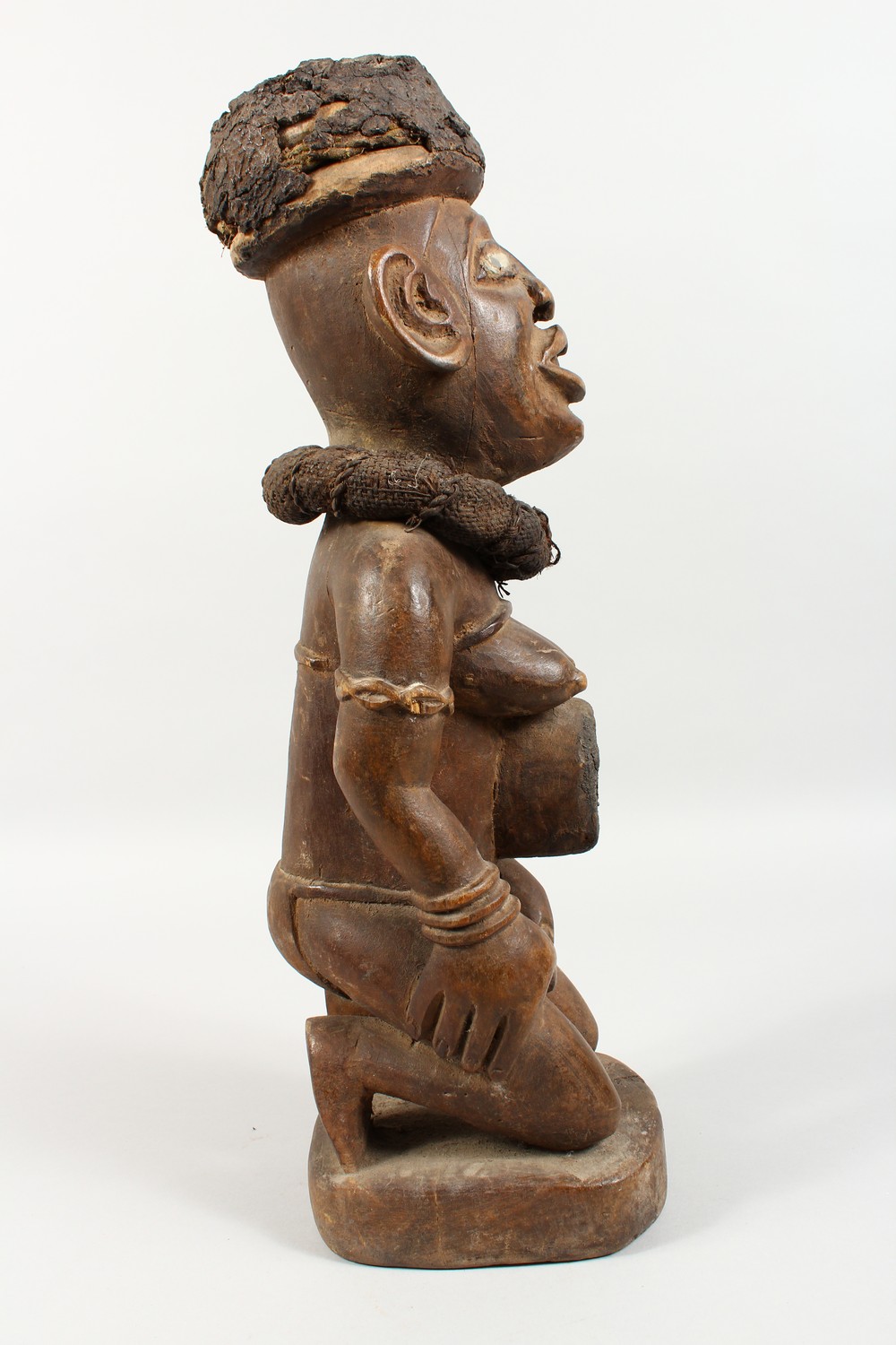A CARVED WOOD AFRICAN FIGURE, a kneeling female nude wearing a large collar. 20ins high. - Image 5 of 8