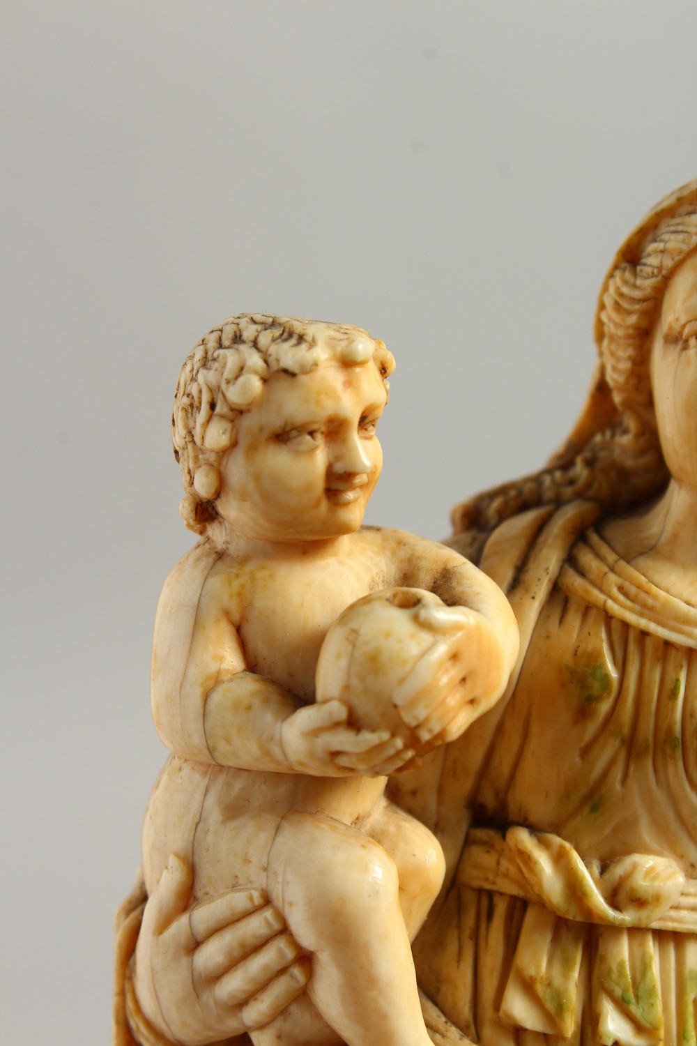 A GOOD 17TH-18TH CENTURY GOAN CARVED IVORY MADONNA AND CHILD on a circular wooden base. 6.25ins - Image 4 of 16