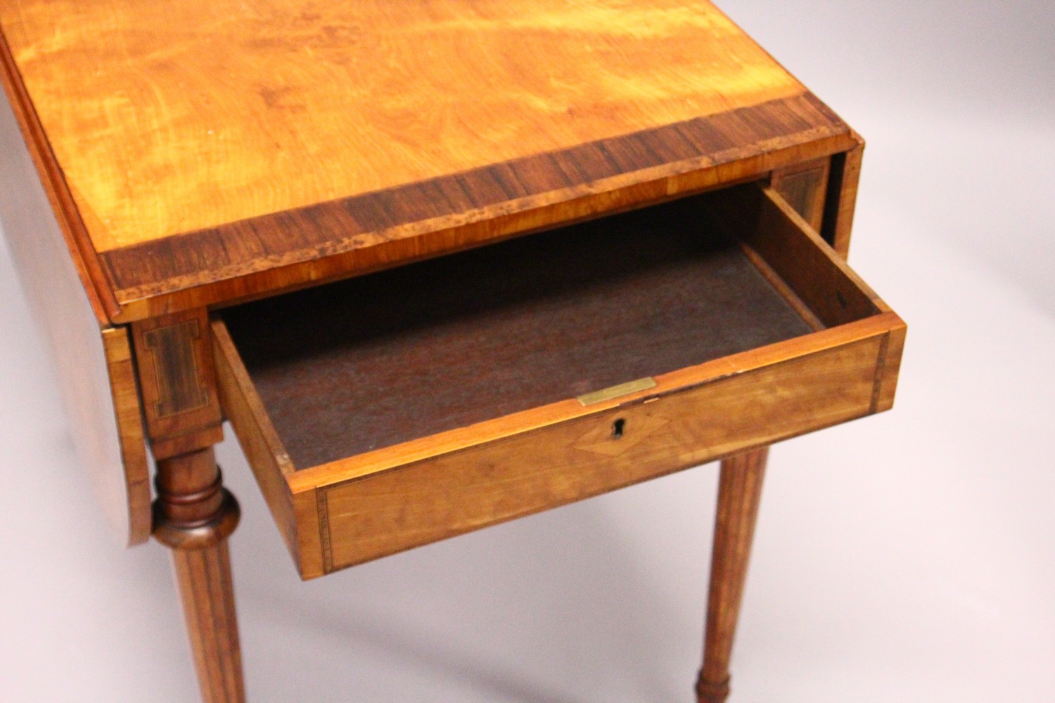 A GOOD EARLY 20TH CENTURY SATINWOOD, ROSEWOOD AND THUYA BANDED PEMBROKE TABLE, with a rounded - Image 6 of 17