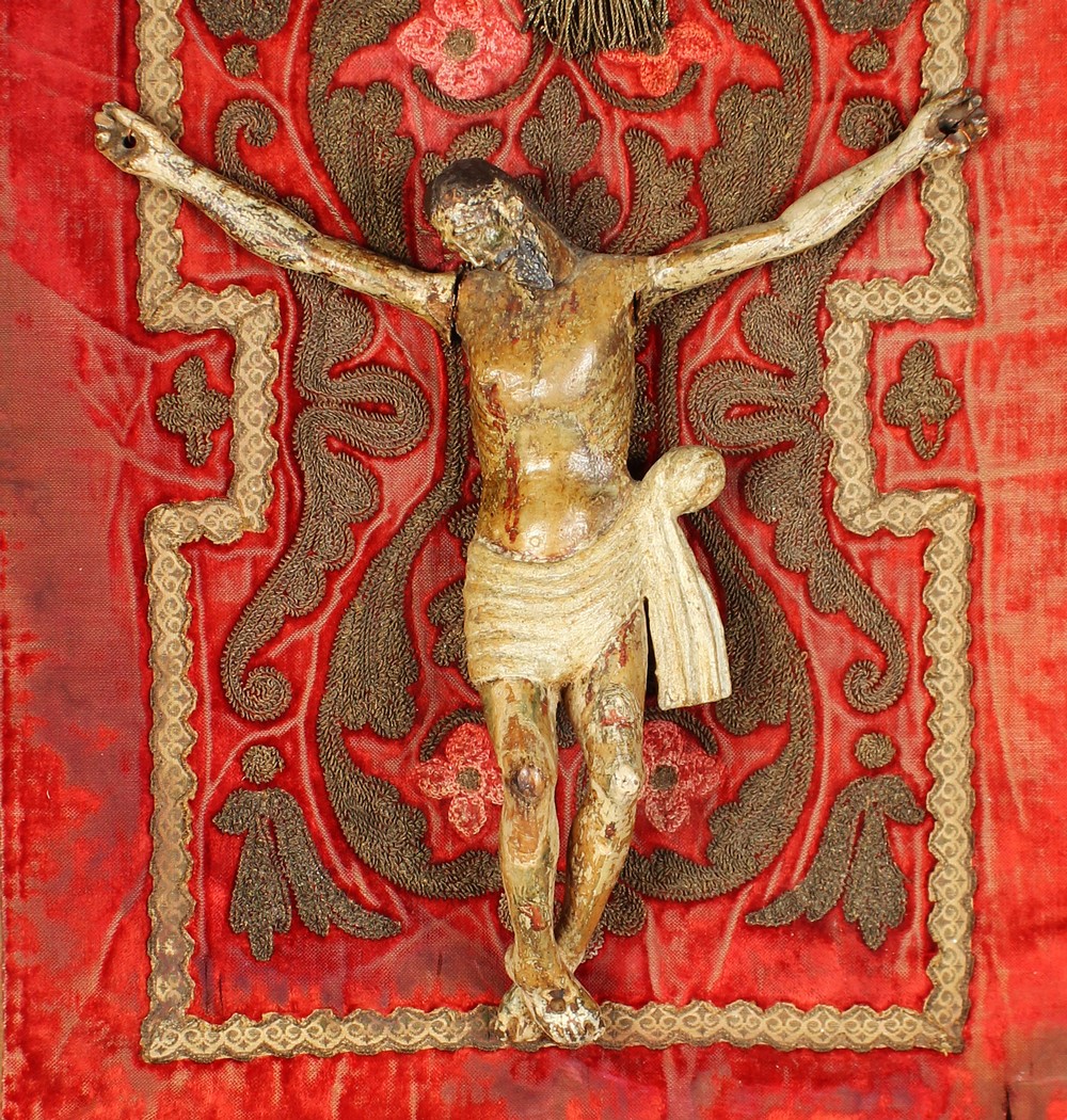 A VERY EARLY 16TH-17TH CENTURY CARVED WOOD AND PAINTED CORPUS CHRISTI, on a velvet background in a - Image 2 of 3