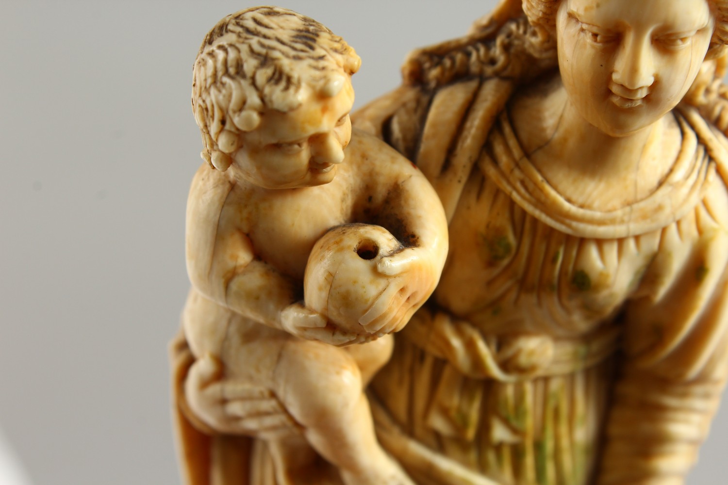 A GOOD 17TH-18TH CENTURY GOAN CARVED IVORY MADONNA AND CHILD on a circular wooden base. 6.25ins - Image 16 of 16