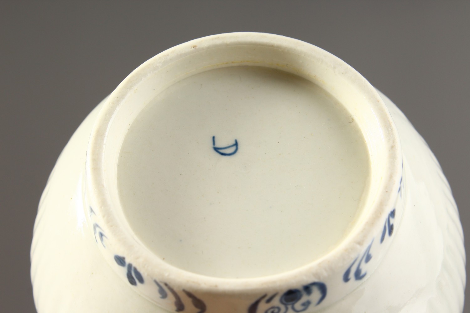 A WORCESTER BLUE AND WHITE COFFEE POT AND COVER, with fine moulded reeding painted with borders on - Image 13 of 13