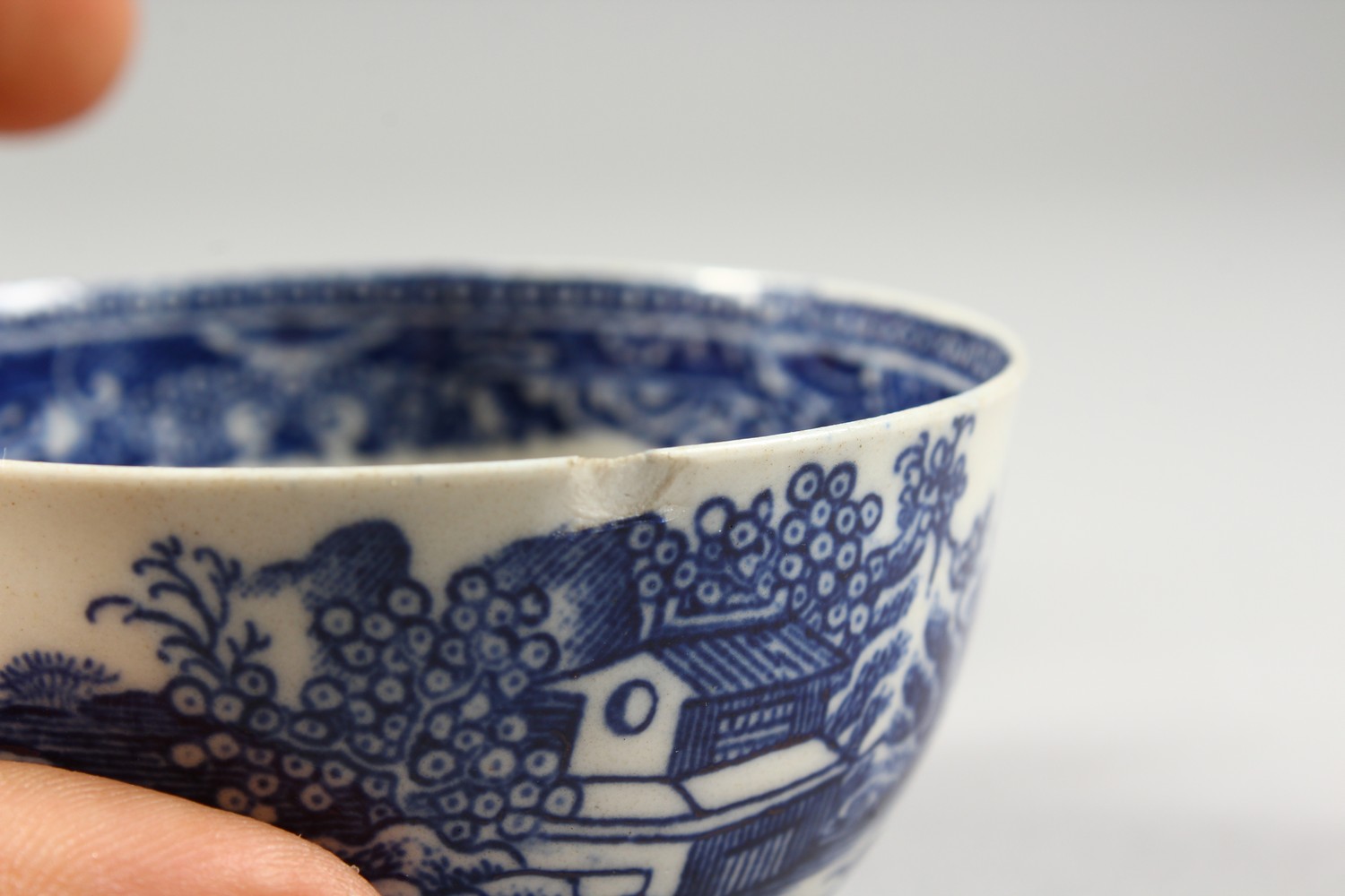 A WILLOW PATTERN DESIGN BLUE AND WHITE TEA BOWL AND SAUCER. - Image 9 of 17