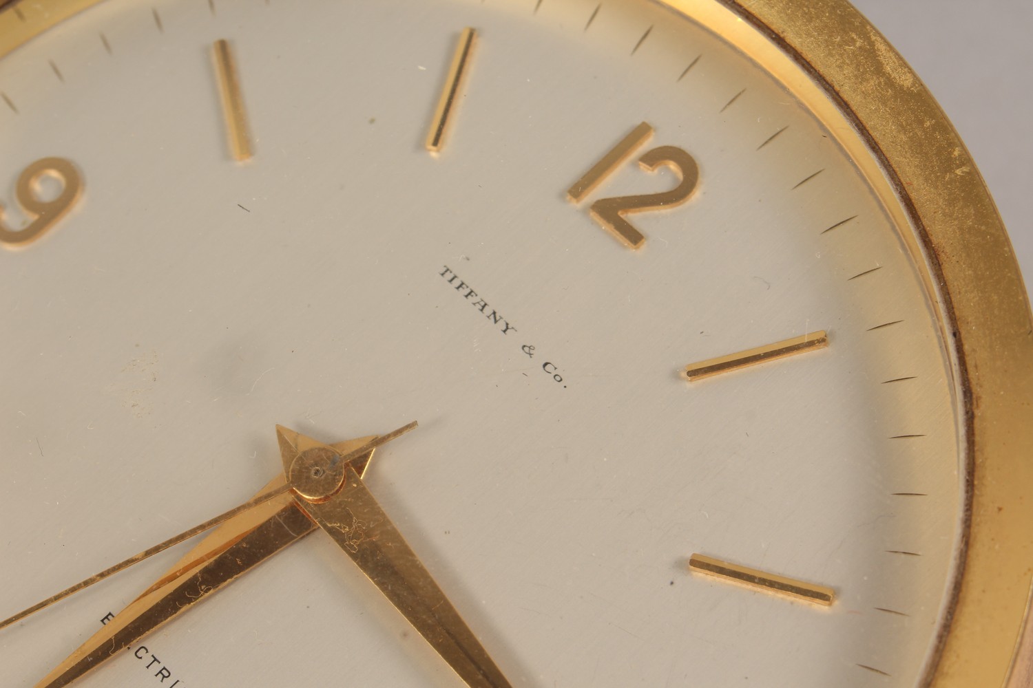 TIFFANY & CO., A BATTERY OPERATED CIRCULAR DESK CLOCK, with date aperture. 4.5ins diameter. - Image 4 of 6