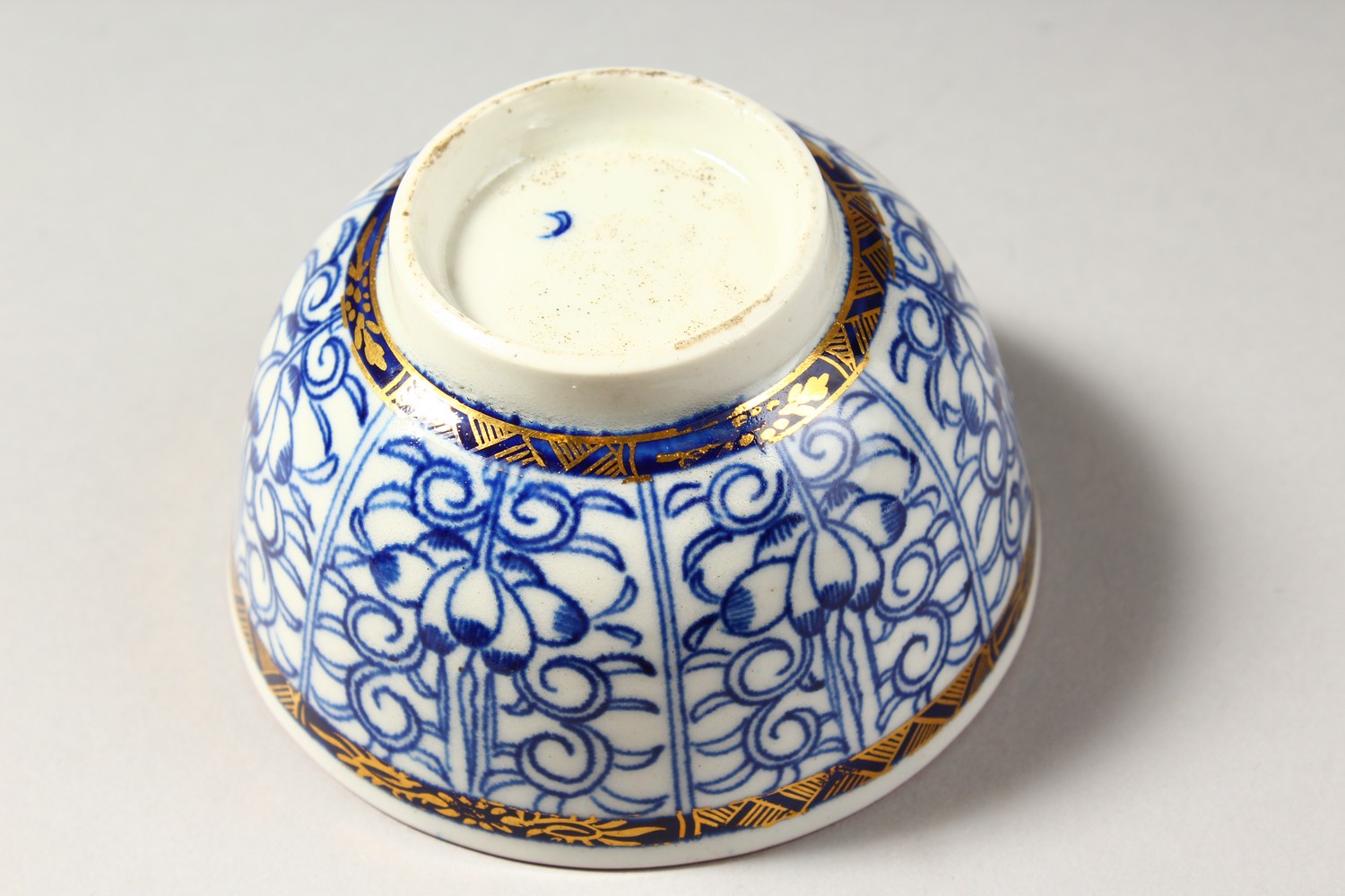 A WORCESTER BLUE AND WHITE TEA BOWL AND SAUCER, with added red decoration, painted with a pattern - Image 5 of 12