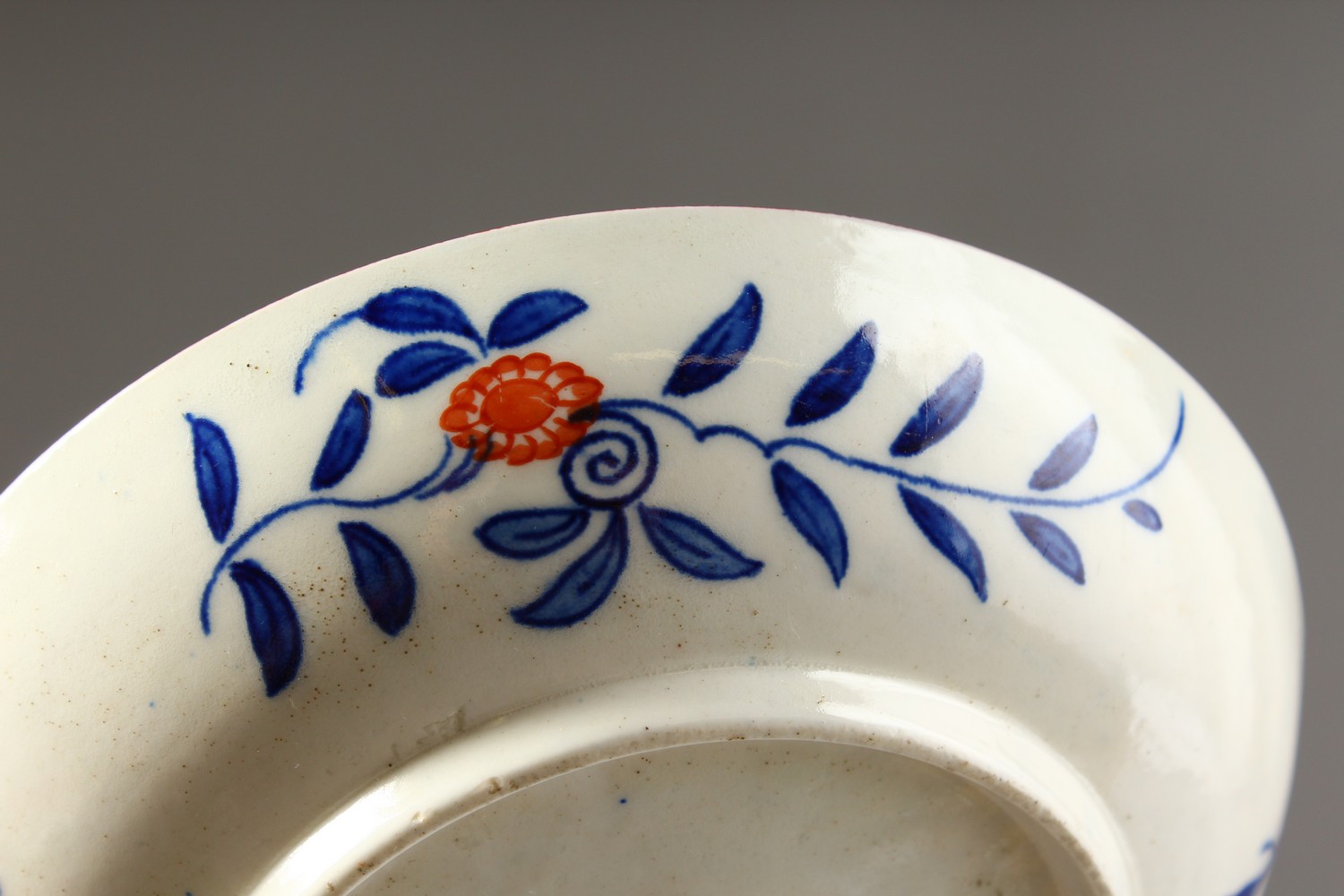 A WORCESTER BLUE AND WHITE TEA BOWL AND SAUCER, with added red decoration, painted with a pattern - Image 11 of 12