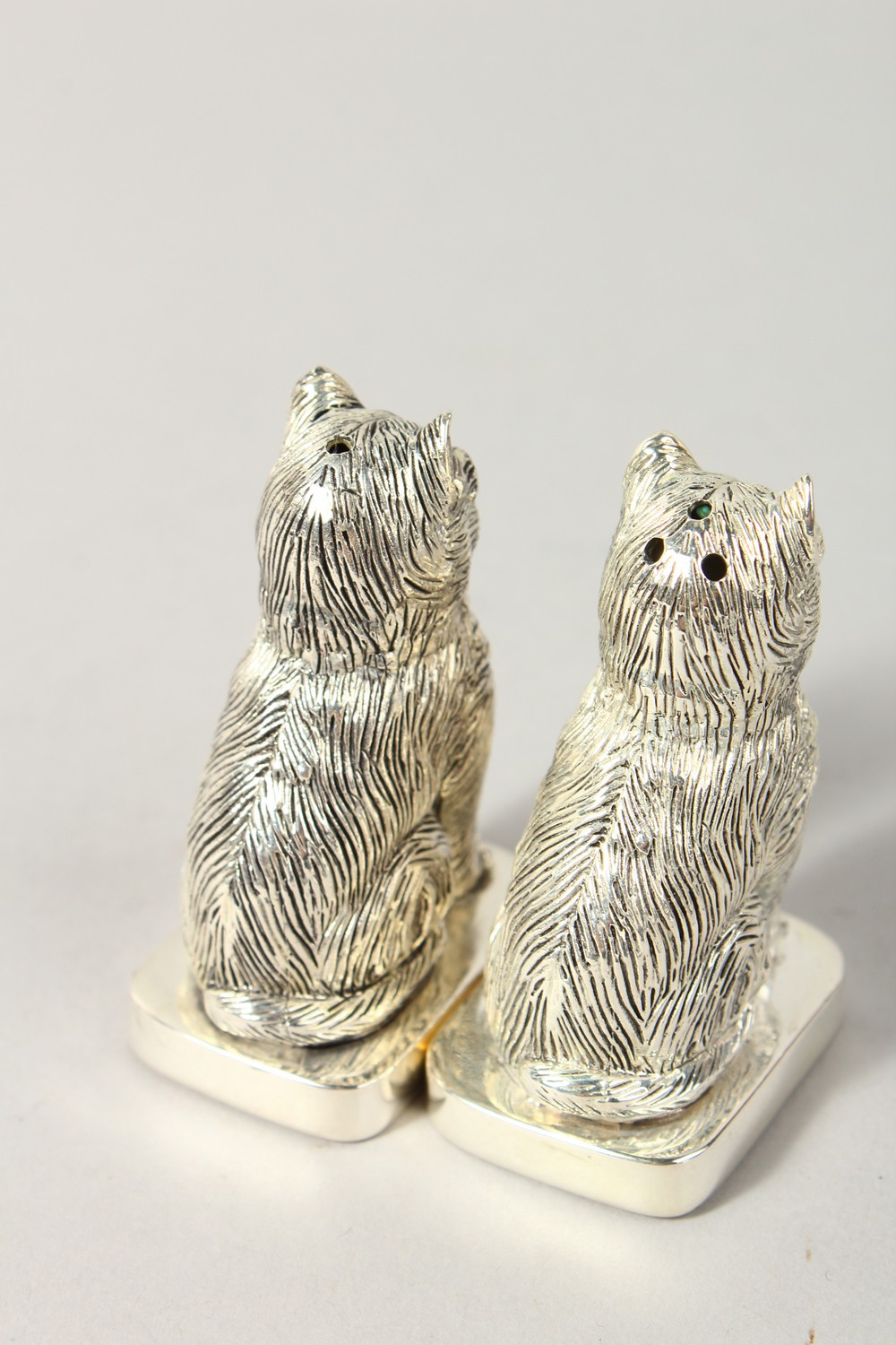 A GOOD PAIR OF HEAVY NOVELTY SILVER PLATE SEATED CAT SALT AND PEPPERS. 2ins high. - Image 3 of 5