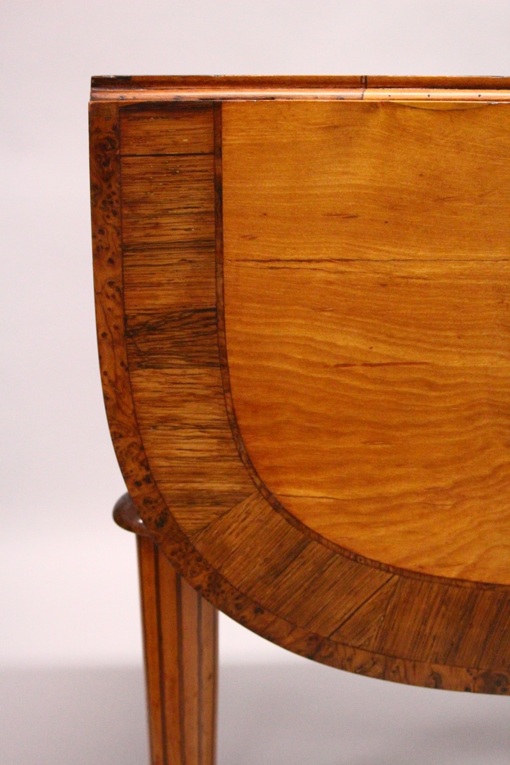 A GOOD EARLY 20TH CENTURY SATINWOOD, ROSEWOOD AND THUYA BANDED PEMBROKE TABLE, with a rounded - Image 14 of 17