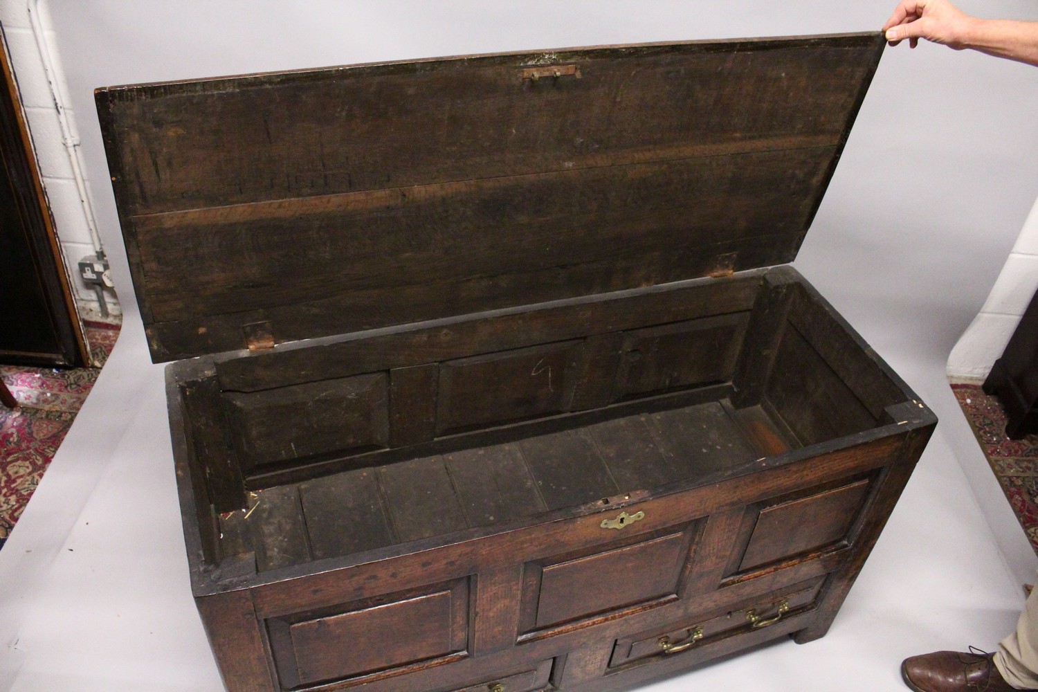 AN 18TH CENTURY OAK COFFER BACH, with rising top, panelled front and two drawers, on stile feet. 4ft - Image 5 of 10