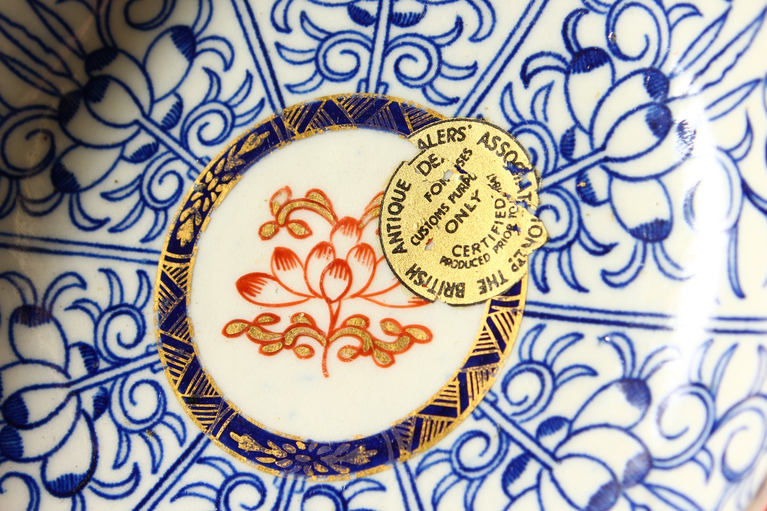 A WORCESTER BLUE AND WHITE TEA BOWL AND SAUCER, with added red decoration, painted with a pattern - Image 9 of 12