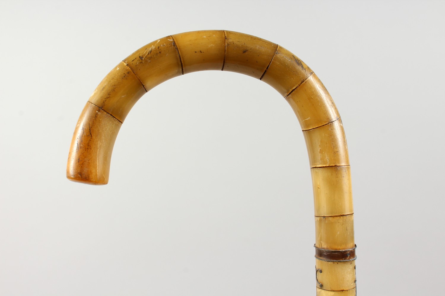 AN UNUSUAL SEGMENTED BONE WALKING STICK. 2ft 10ins long. - Image 2 of 13